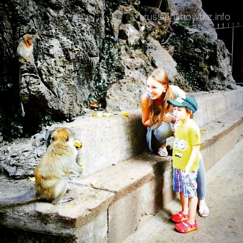Полина Диброва с сыном в Храме обезьян