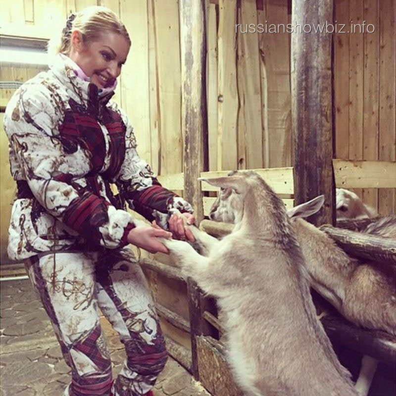 Анастасия Волочкова с козлятами