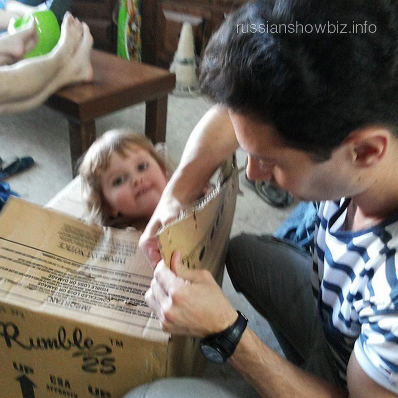 Антон Макарский посадил дочь в коробку