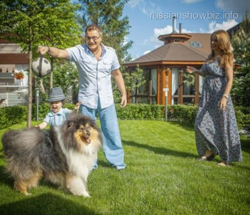 Дмитрий Дибров с семьей и псом Джастином