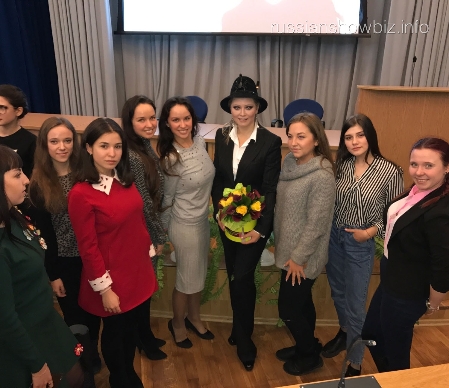 Лена Ленина со студентами