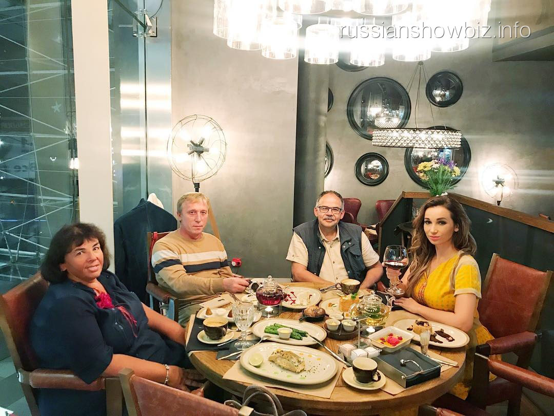 Анфиса Чехова с семьей