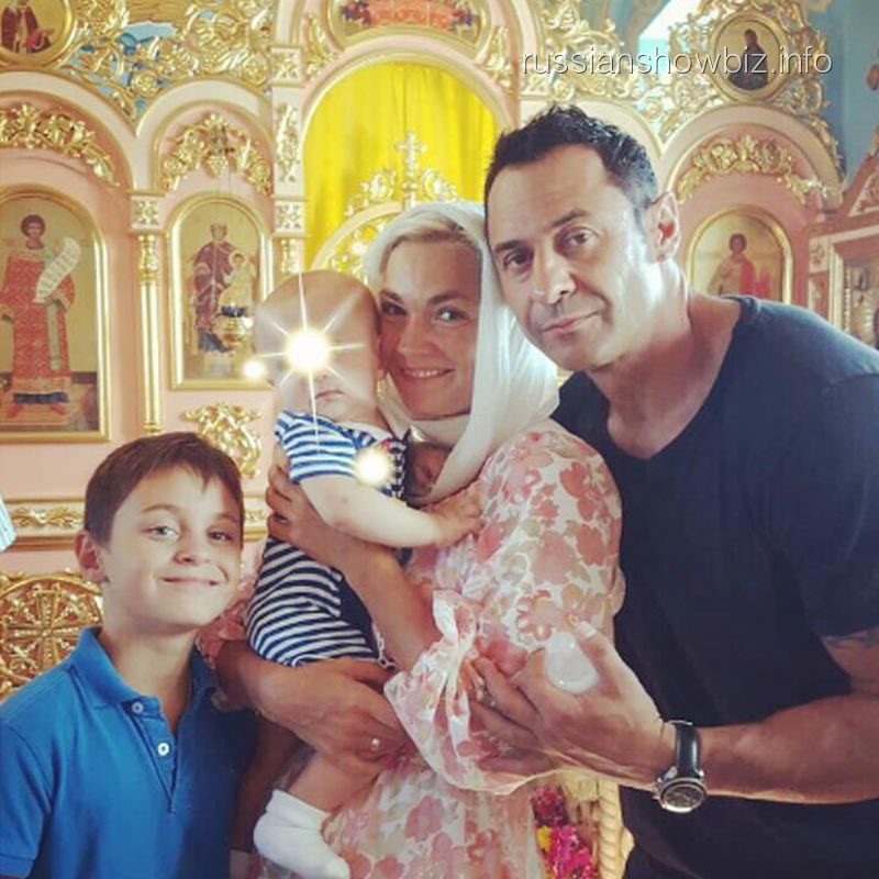 Стас Костюшкин с семьей